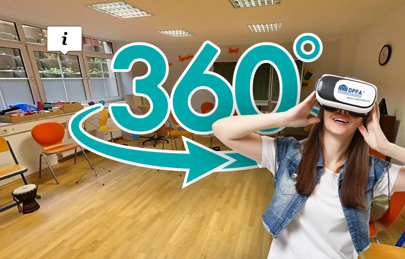 Junge Frau mit Datenbrille wurde auf ein Foto eines Klassenraumes montiert. Hinweisbild für 360-Grad-Rundgang.