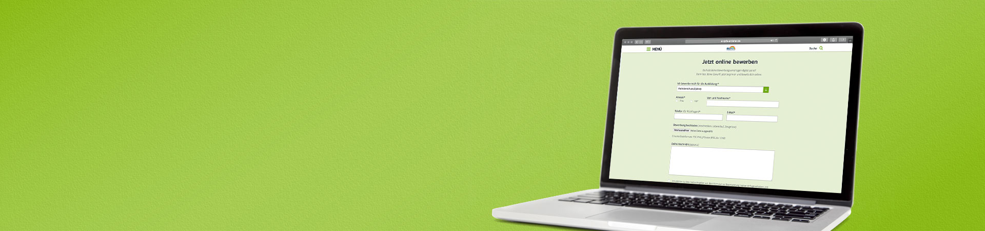 Aufgeklappter Laptop vor grünem Hintergrund