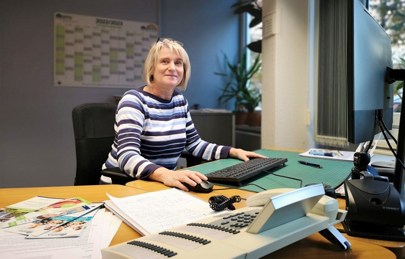 Asprechpartnerin Silvia Lukas an ihrem Schreibtisch in der Fachoberschule der DPFA in Leipzig.