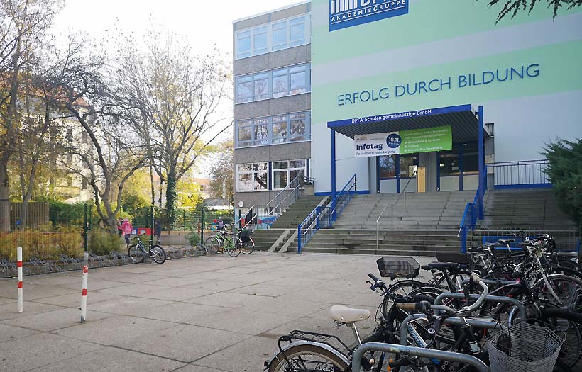 Blick auf den Haupteingang der Fachoberschule der DPFA Leipzig in der Raschwitzer Straße.