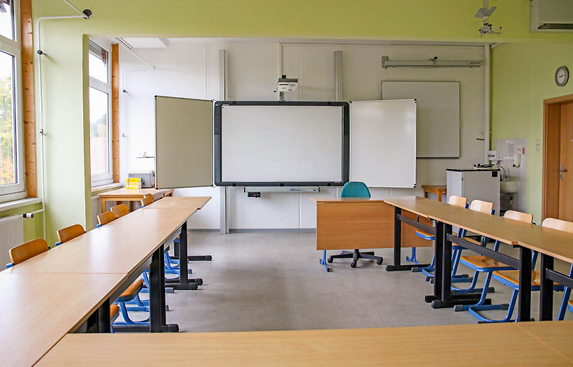 Blick in einen Unterrichtsraum mit digitaler Tafel der DPFA-Regenbogen-Fachoberschule Leipzig.