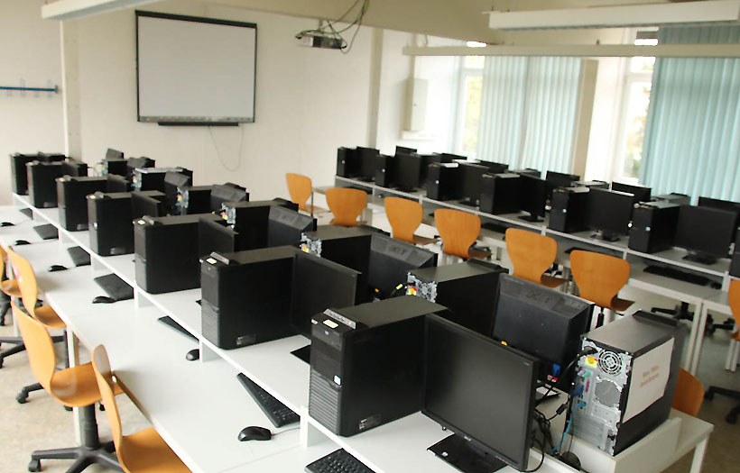 Ein weiterer Blick in das Computer-Kabinett der DPFA-Regenbogen-Fachoberschule Leipzig.