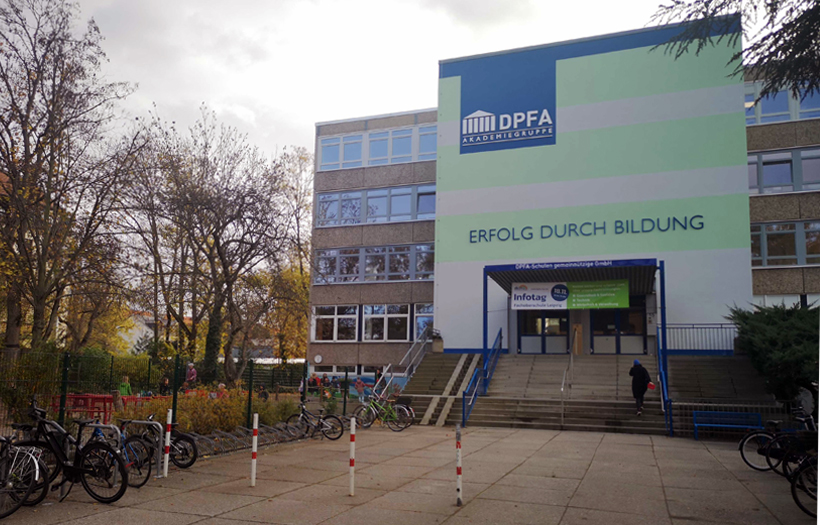 Das Gebäude der DPFA in der Raschwitzer Straße ist grün und grau bemalt. Der Schriftzug "Erfolg durch Bildung" steht über dem Eingang.
